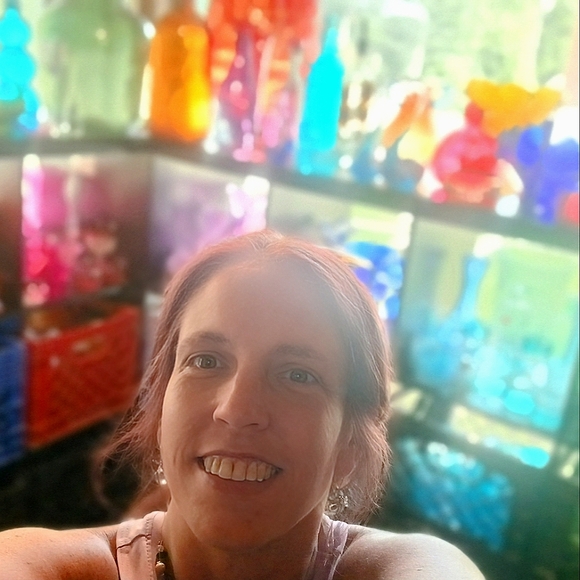 Meet your Posher, Ashley.  I Sell All The Things! - Picture 4 of 4